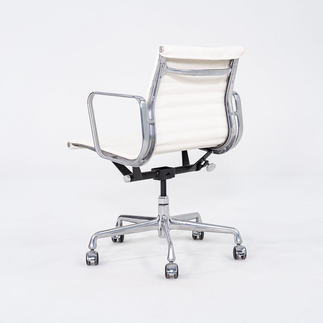2010s Herman Miller Eames Aluminum Group Management Desk Chair in White Leather For Sale 2