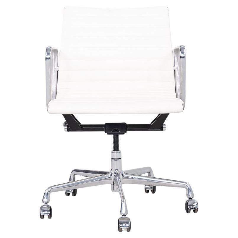 2010er Herman Miller Eames Aluminium Group Management-Schreibtischstuhl aus weißem Leder im Angebot