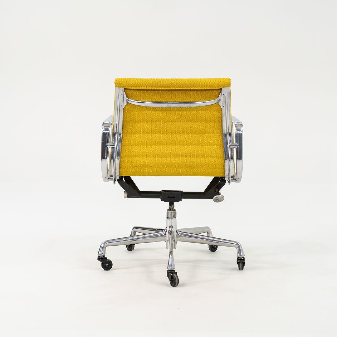 2010s Herman Miller Eames Aluminum Group Management Desk Chair in Yellow Fabric In Good Condition For Sale In Philadelphia, PA