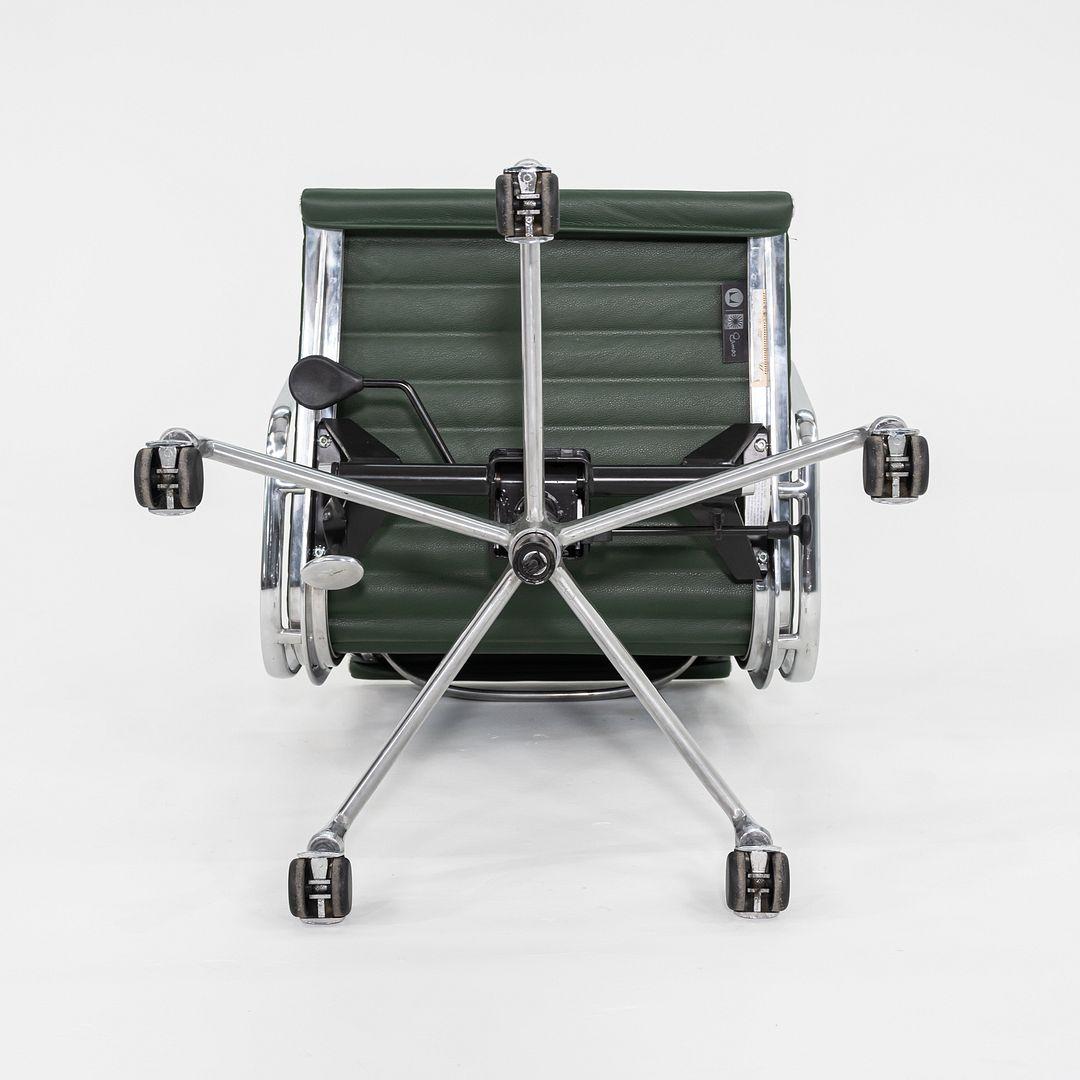 2010er Herman Miller Eames Aluminium Gruppe Management Schreibtischstuhl mit pneumatischer Basis im Angebot 3