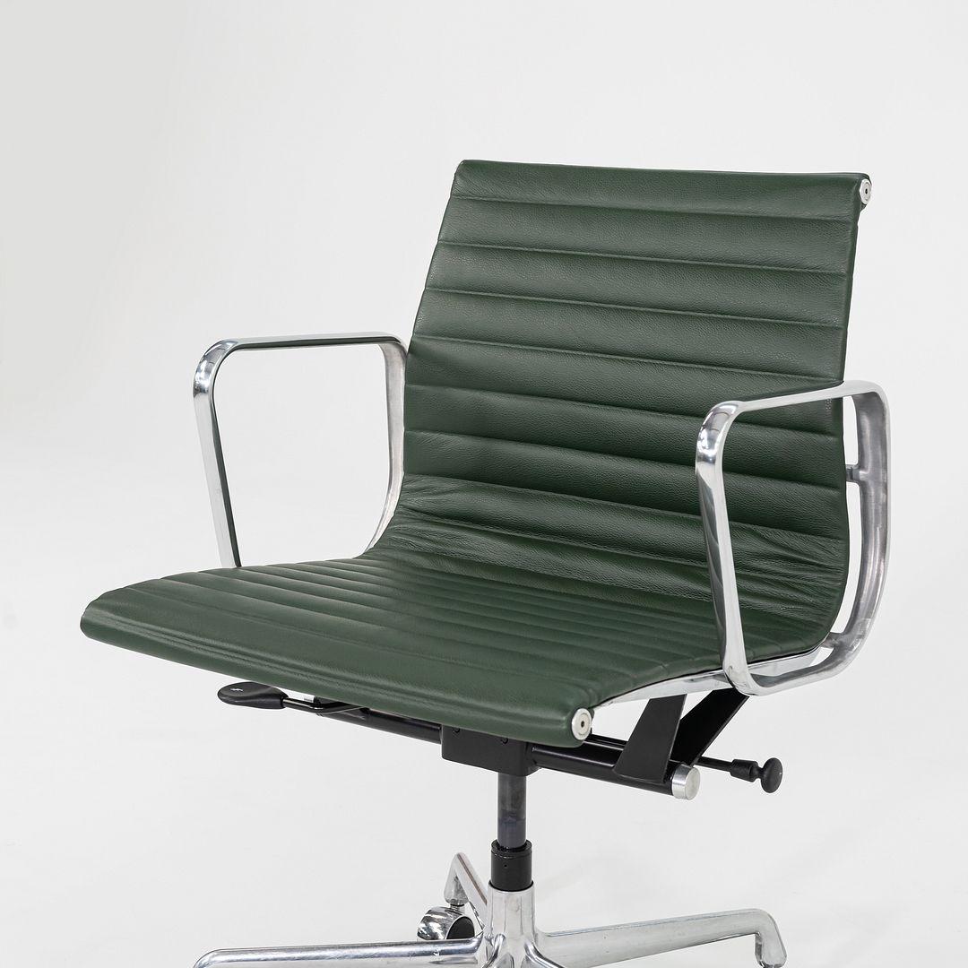 2010er Herman Miller Eames Aluminium Gruppe Management Schreibtischstuhl mit pneumatischer Basis im Angebot 5