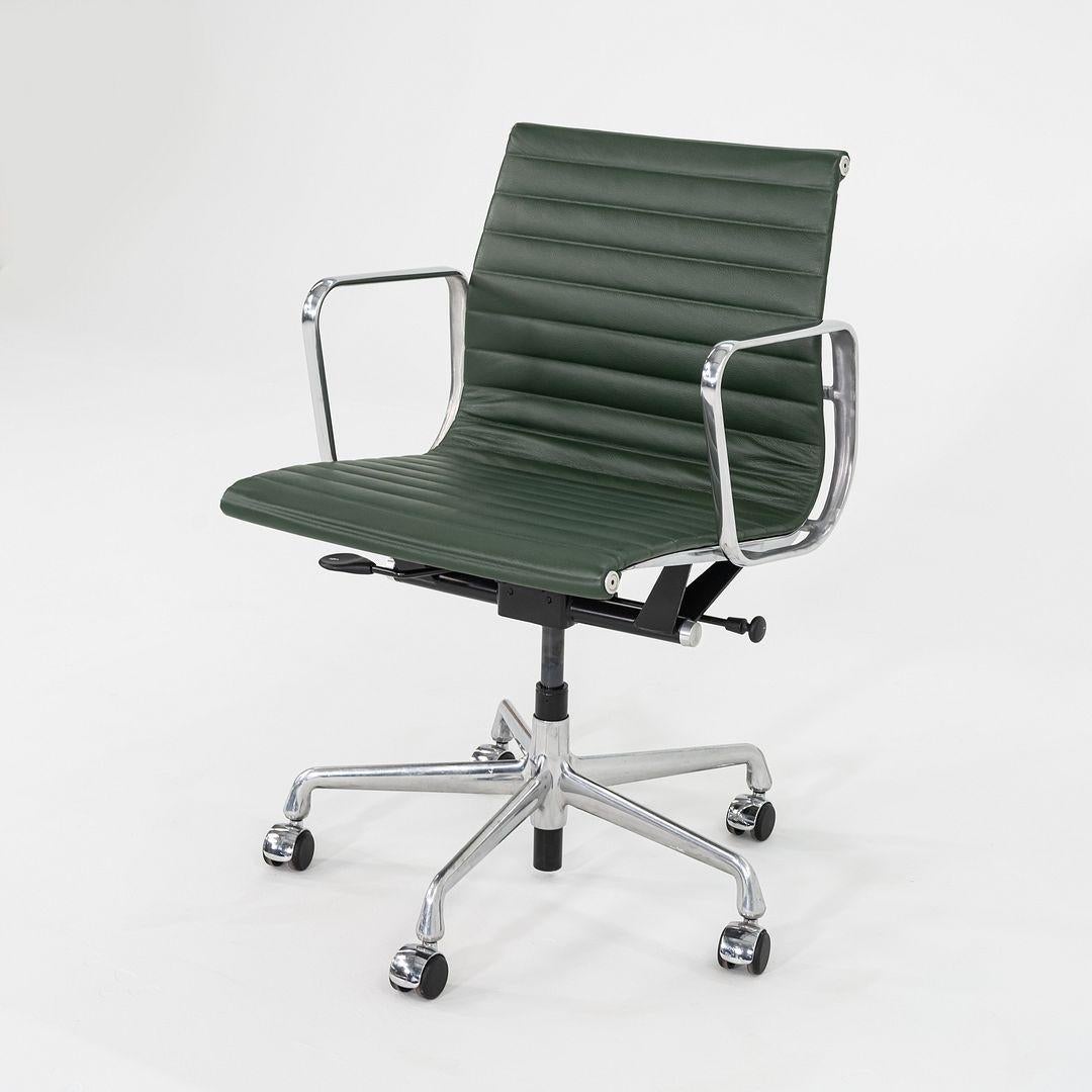 Dies ist ein Eames Aluminum Group Management Desk Chair, Modell EA335, ursprünglich entworfen von Charles und Ray Eames für Herman Miller im Jahr 1958. Dieses Beispiel stammt aus den 2010er Jahren. Das Design besteht aus einem soliden, aber leichten