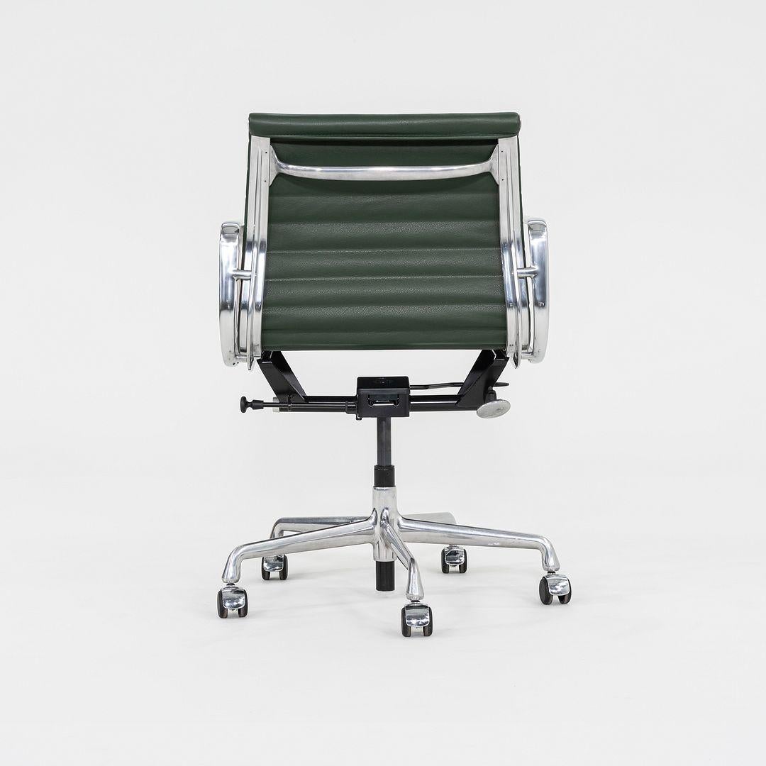 2010er Herman Miller Eames Aluminium Gruppe Management Schreibtischstuhl mit pneumatischer Basis (Moderne) im Angebot