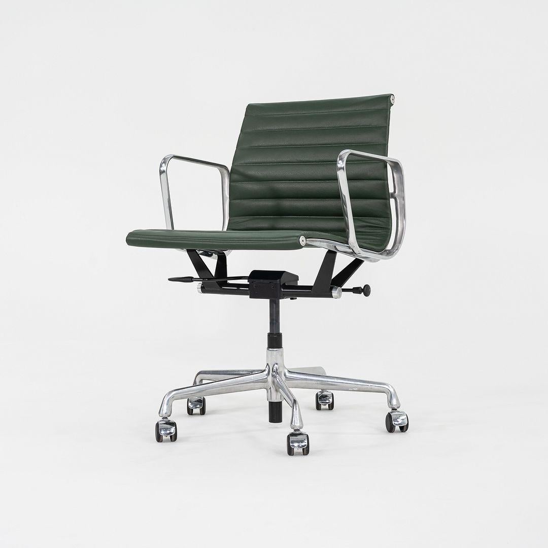 2010er Herman Miller Eames Aluminium Gruppe Management Schreibtischstuhl mit pneumatischer Basis (21. Jahrhundert und zeitgenössisch) im Angebot