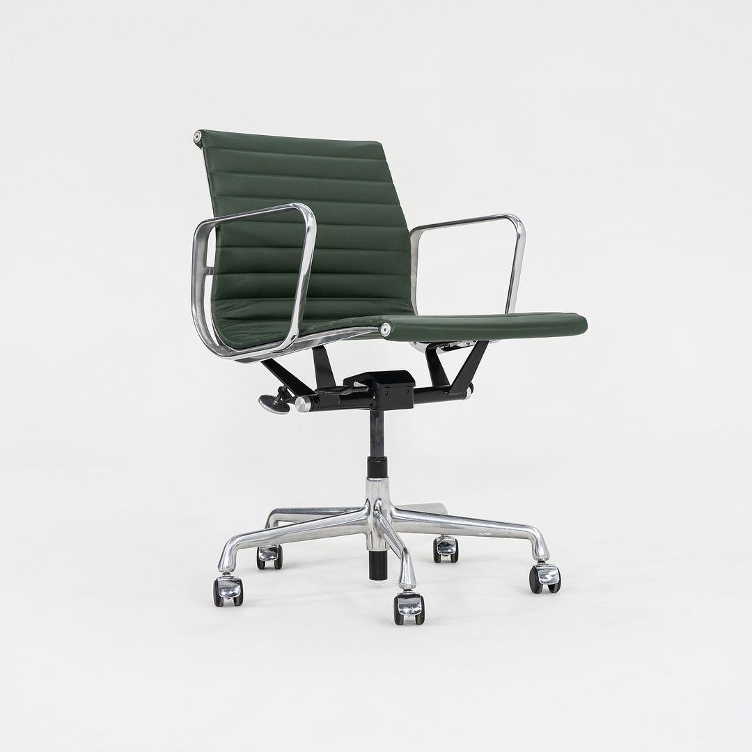 2010er Herman Miller Eames Aluminium Gruppe Management Schreibtischstuhl mit pneumatischer Basis (Leder) im Angebot