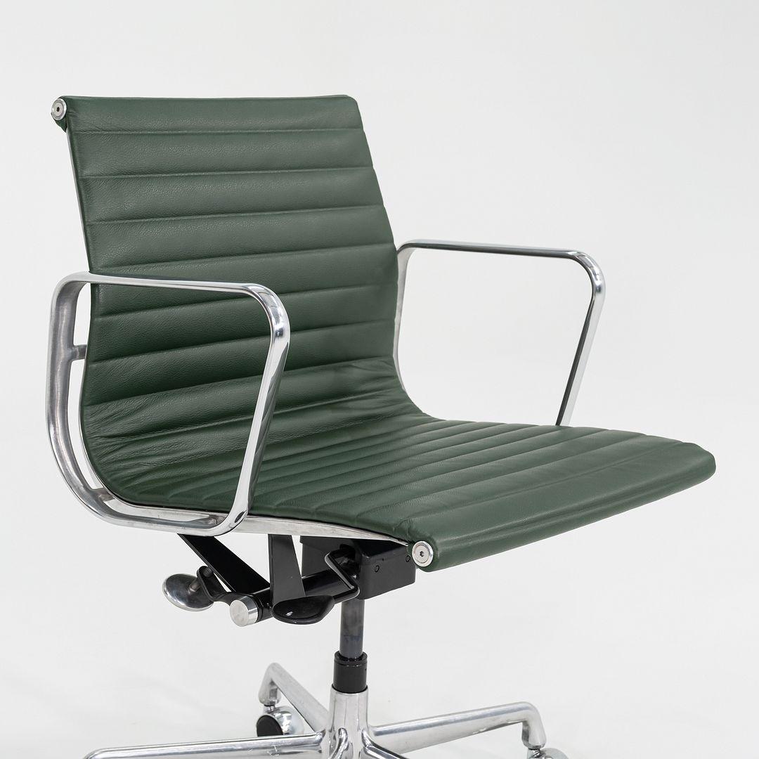2010er Herman Miller Eames Aluminium Gruppe Management Schreibtischstuhl mit pneumatischer Basis im Angebot 1