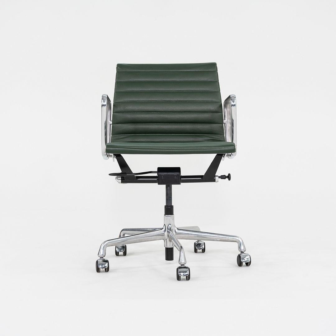 2010er Herman Miller Eames Aluminium Gruppe Management Schreibtischstuhl mit pneumatischer Basis im Angebot 2