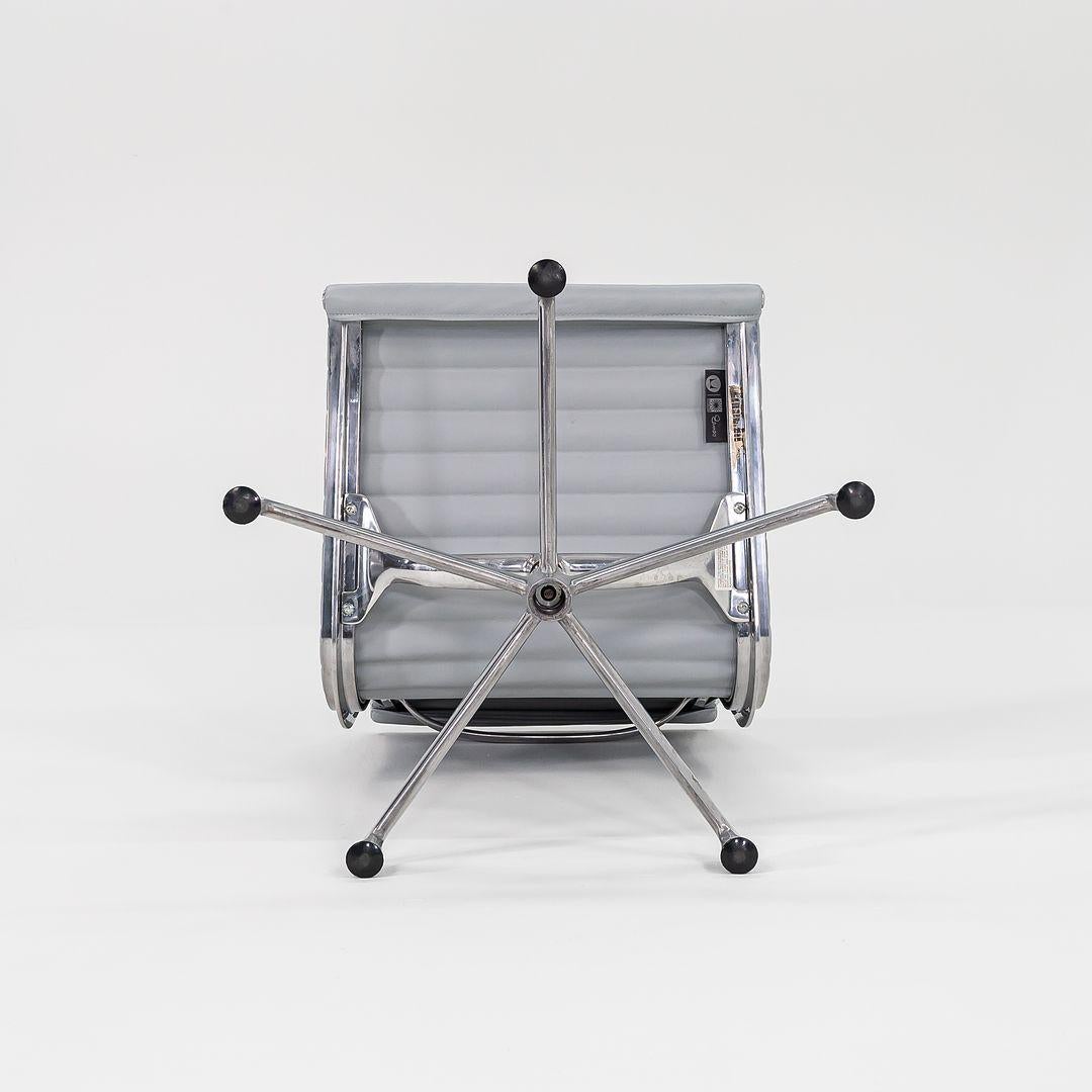 2010er Herman Miller Eames Aluminum Group Management Side Chair in Grau Naugahyde im Angebot 3