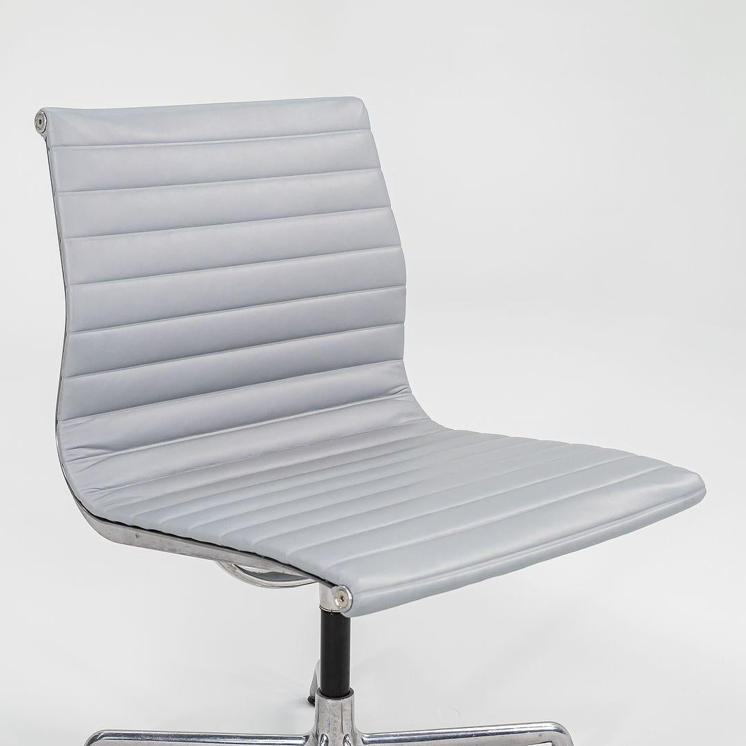 2010er Herman Miller Eames Aluminum Group Management Side Chair in Grau Naugahyde im Angebot 5