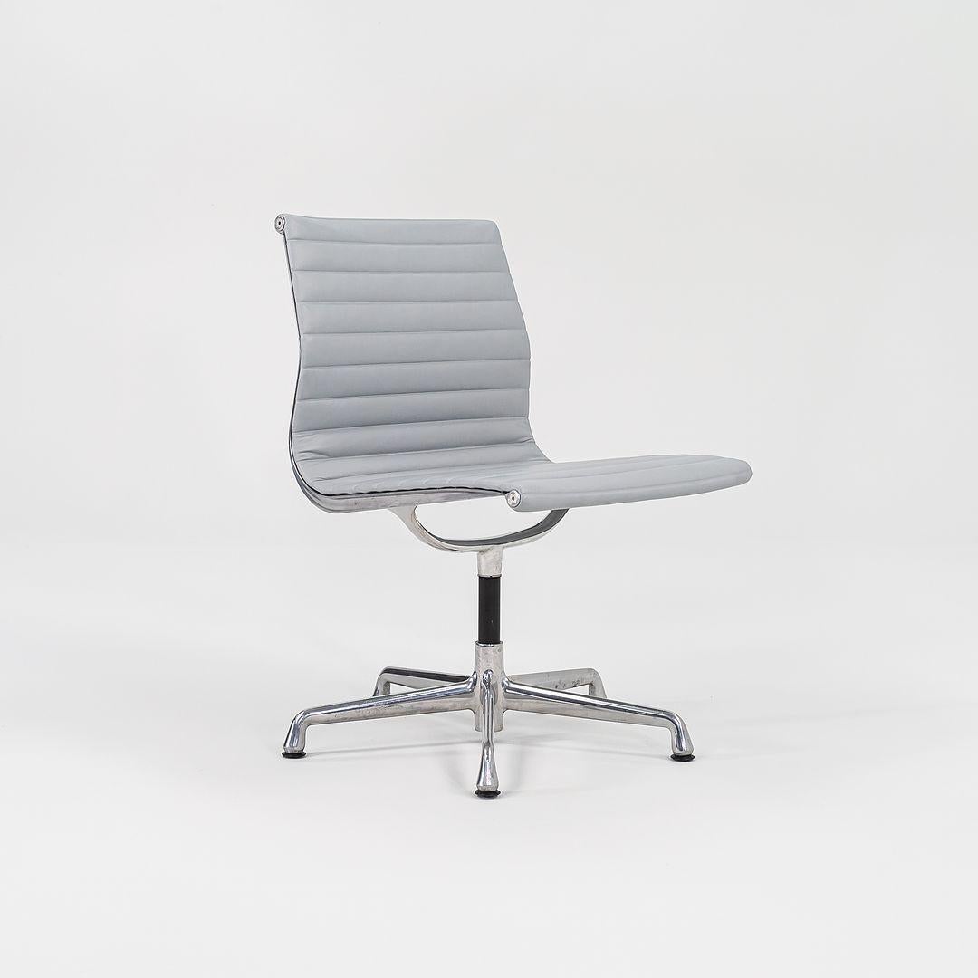 Dies ist ein armloser Schreibtisch oder Beistellstuhl der Eames Aluminum Group mit einem 5-Point Antler Base, ursprünglich entworfen von Charles & Ray Eames für Herman Miller im Jahr 1958. Dieser besondere Stuhl wurde in den 2010er Jahren