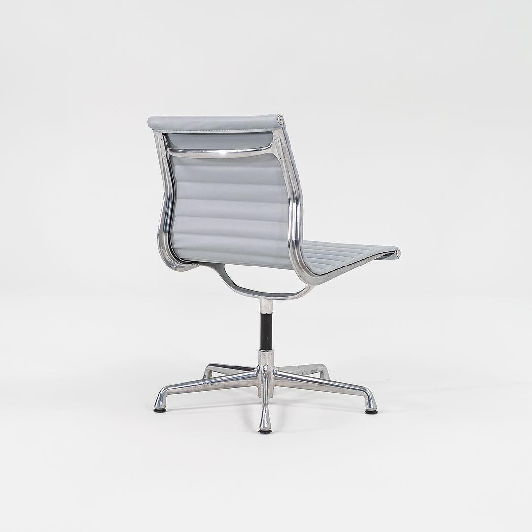 2010er Herman Miller Eames Aluminum Group Management Side Chair in Grau Naugahyde (amerikanisch) im Angebot