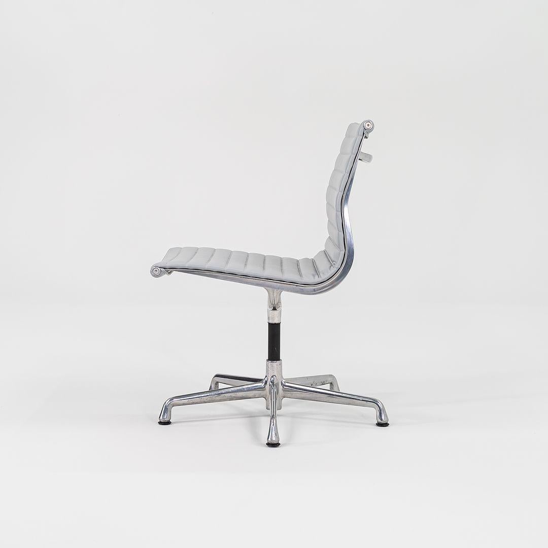 2010er Herman Miller Eames Aluminum Group Management Side Chair in Grau Naugahyde im Zustand „Gut“ im Angebot in Philadelphia, PA