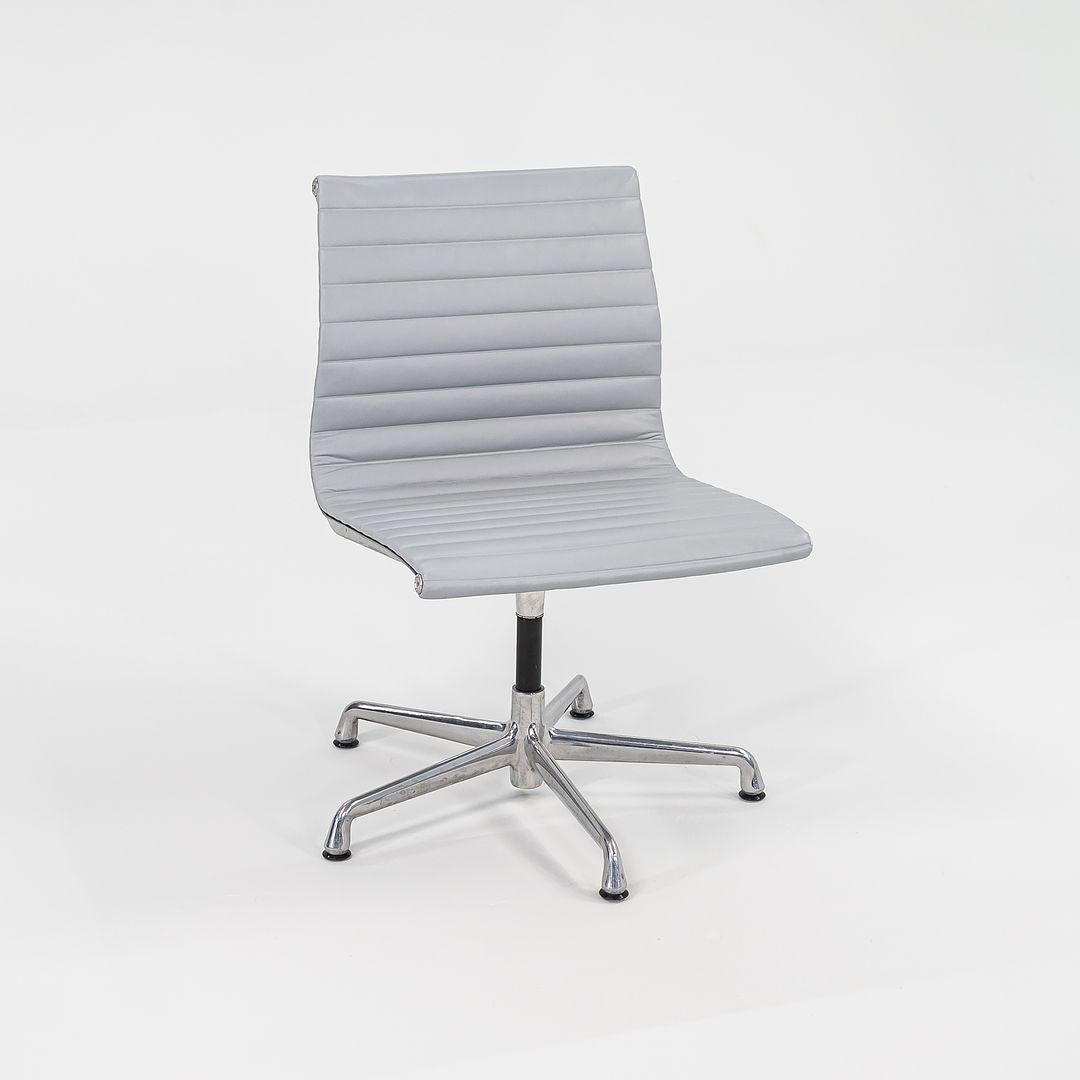 2010er Herman Miller Eames Aluminum Group Management Side Chair in Grau Naugahyde (21. Jahrhundert und zeitgenössisch) im Angebot