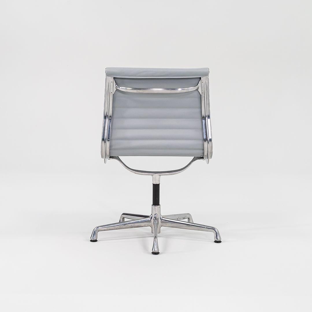 2010er Herman Miller Eames Aluminum Group Management Side Chair in Grau Naugahyde (Aluminium) im Angebot