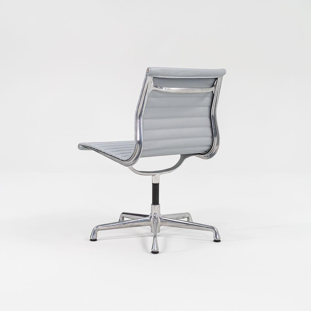 2010er Herman Miller Eames Aluminum Group Management Side Chair in Grau Naugahyde im Angebot 1