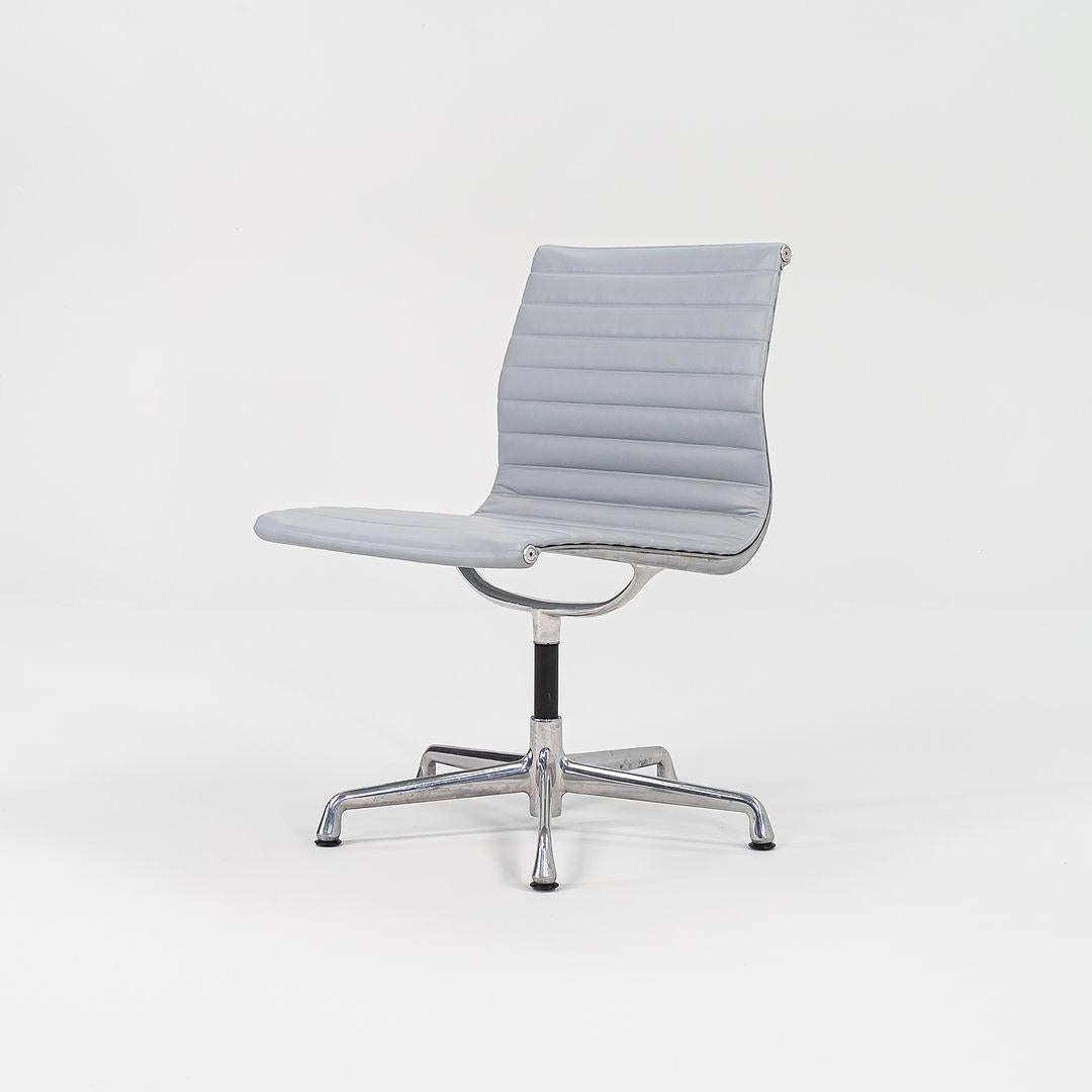 2010er Herman Miller Eames Aluminum Group Management Side Chair in Grau Naugahyde im Angebot 2