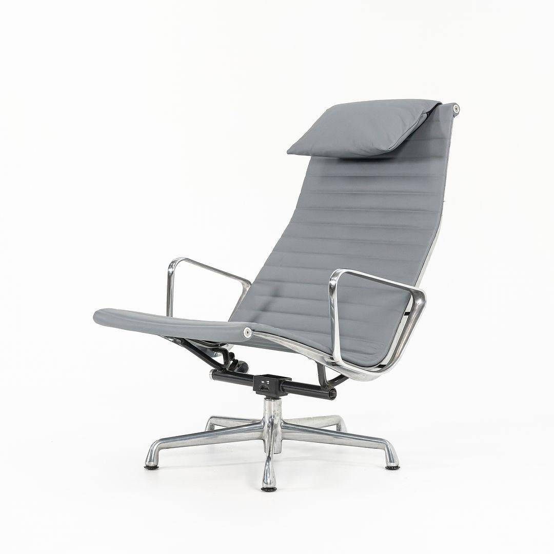Si tratta di una poltrona reclinabile Eames Aluminum Group, modello EA124, originariamente progettata da Charles e Ray Eames per Herman Miller nel 1958. Questa sedia in particolare risale agli anni 2010. Presenta un rivestimento in pelle grigia, una