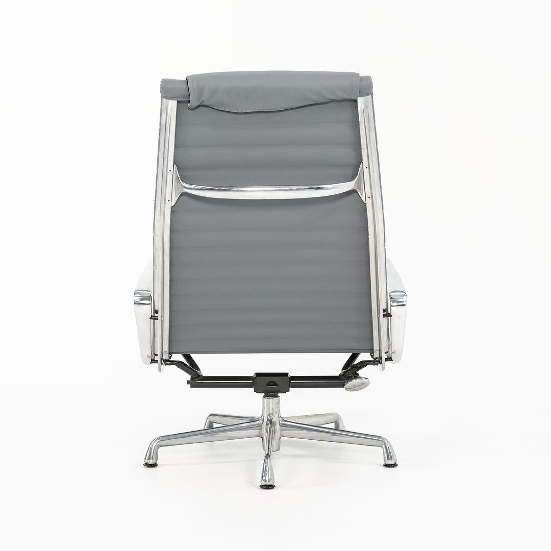 XXI secolo e contemporaneo Herman Miller Eames Group Reclining Lounge Chair w/ Pillow del 2010 in alluminio in vendita