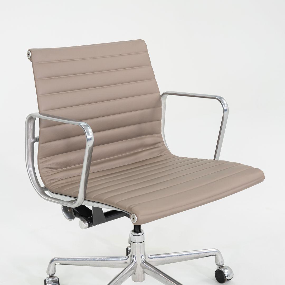 2010s Herman Miller Eames Aluminum Management Desk Chair Greige w/ Manual Lift 4