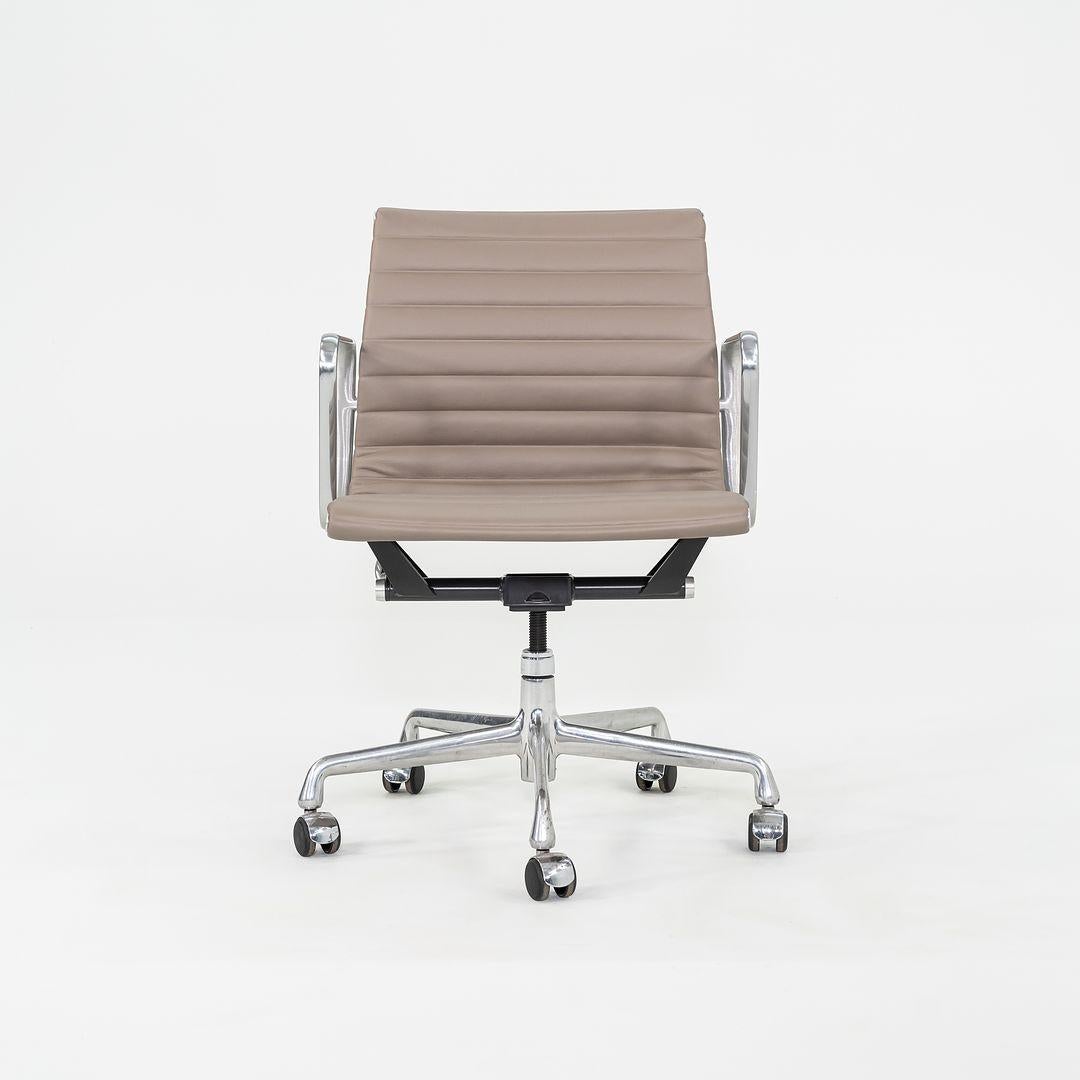 This is an Eames Aluminum Group Management Chair, originally designed by Charles and Ray Eames for Herman Miller in 1958. This particular example was produced in the 2010s. The design features an adjustable aluminum 5-star base with a 360-degree