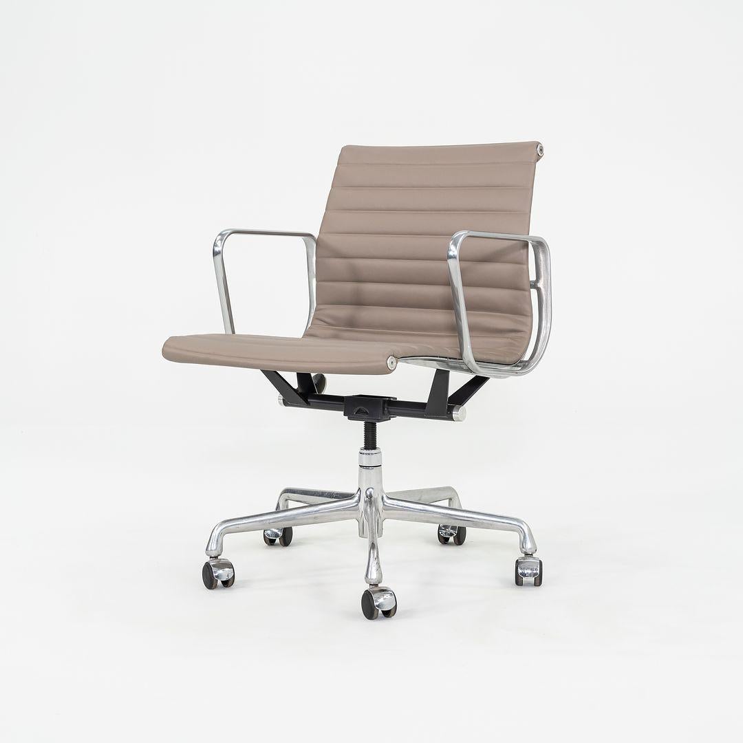 Modern 2010s Herman Miller Eames Aluminum Management Desk Chair Greige w/ Manual Lift