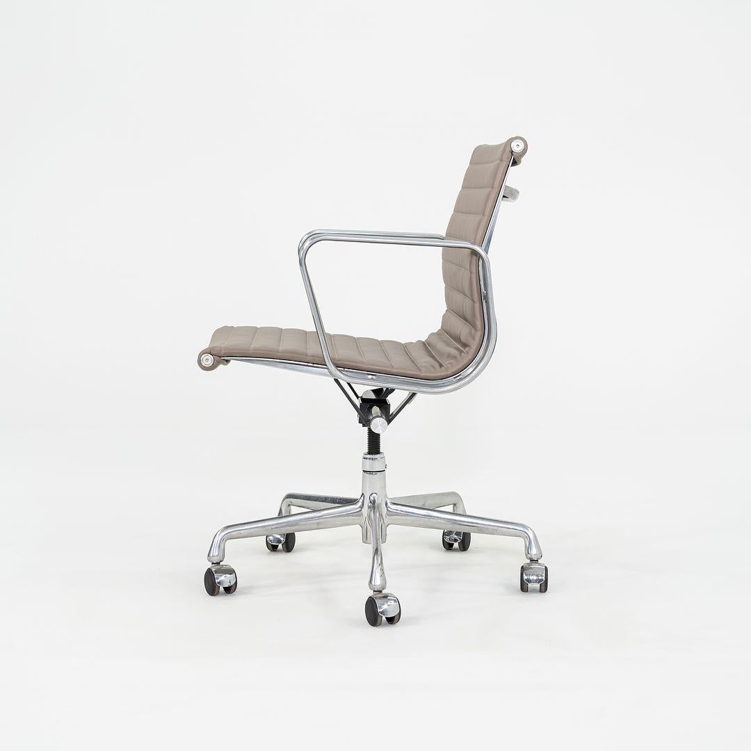 American 2010s Herman Miller Eames Aluminum Management Desk Chair Greige w/ Manual Lift