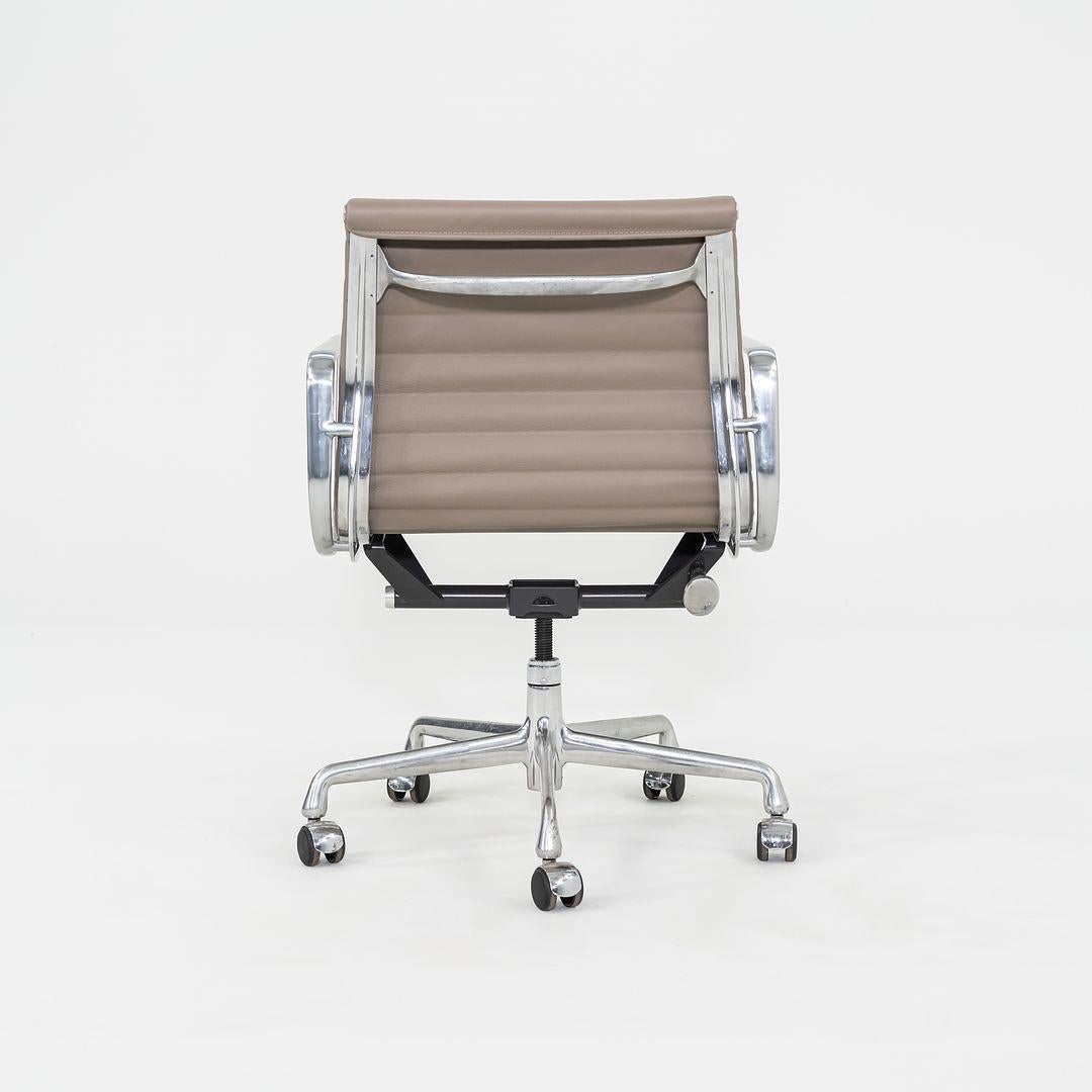 2010s Herman Miller Eames Aluminum Management Desk Chair Greige w/ Manual Lift In Excellent Condition In Philadelphia, PA