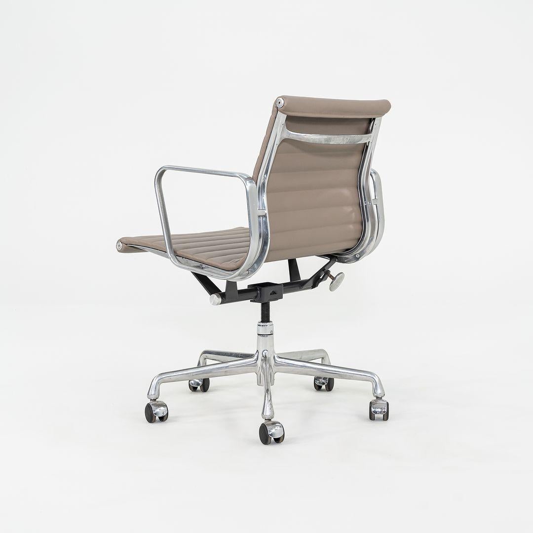 Contemporary 2010s Herman Miller Eames Aluminum Management Desk Chair Greige w/ Manual Lift