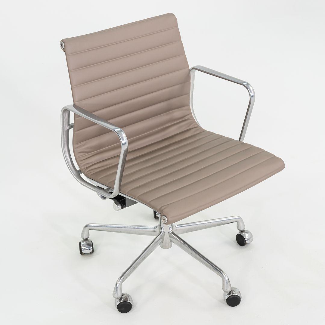 2010s Herman Miller Eames Aluminum Management Desk Chair Greige w/ Manual Lift 3