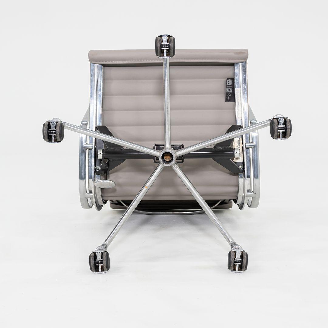 2010s Herman Miller Eames Aluminum Management Desk Chair Grey Leather 3x Avail For Sale 5