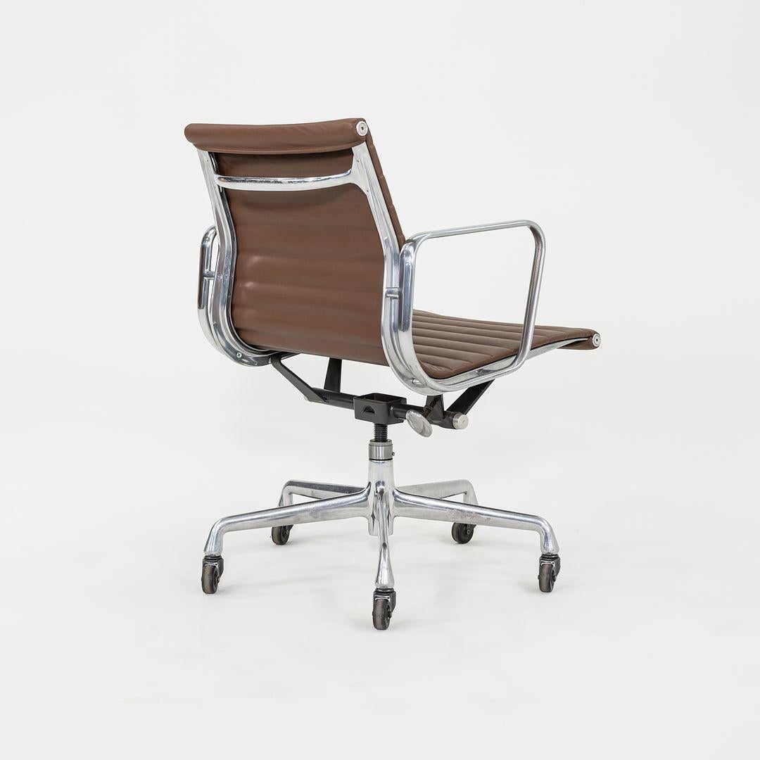 2010s Herman Miller Eames Aluminum Management Desk Chair in Brown w/ Manual Lift In Excellent Condition In Philadelphia, PA