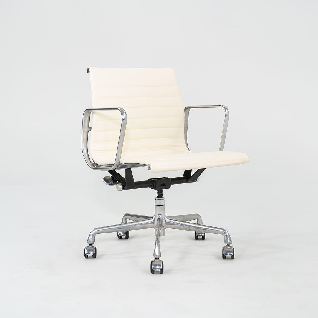 Sedia da scrivania Herman Miller Eames in alluminio del 2010 in color crema con sollevamento manuale in vendita 4