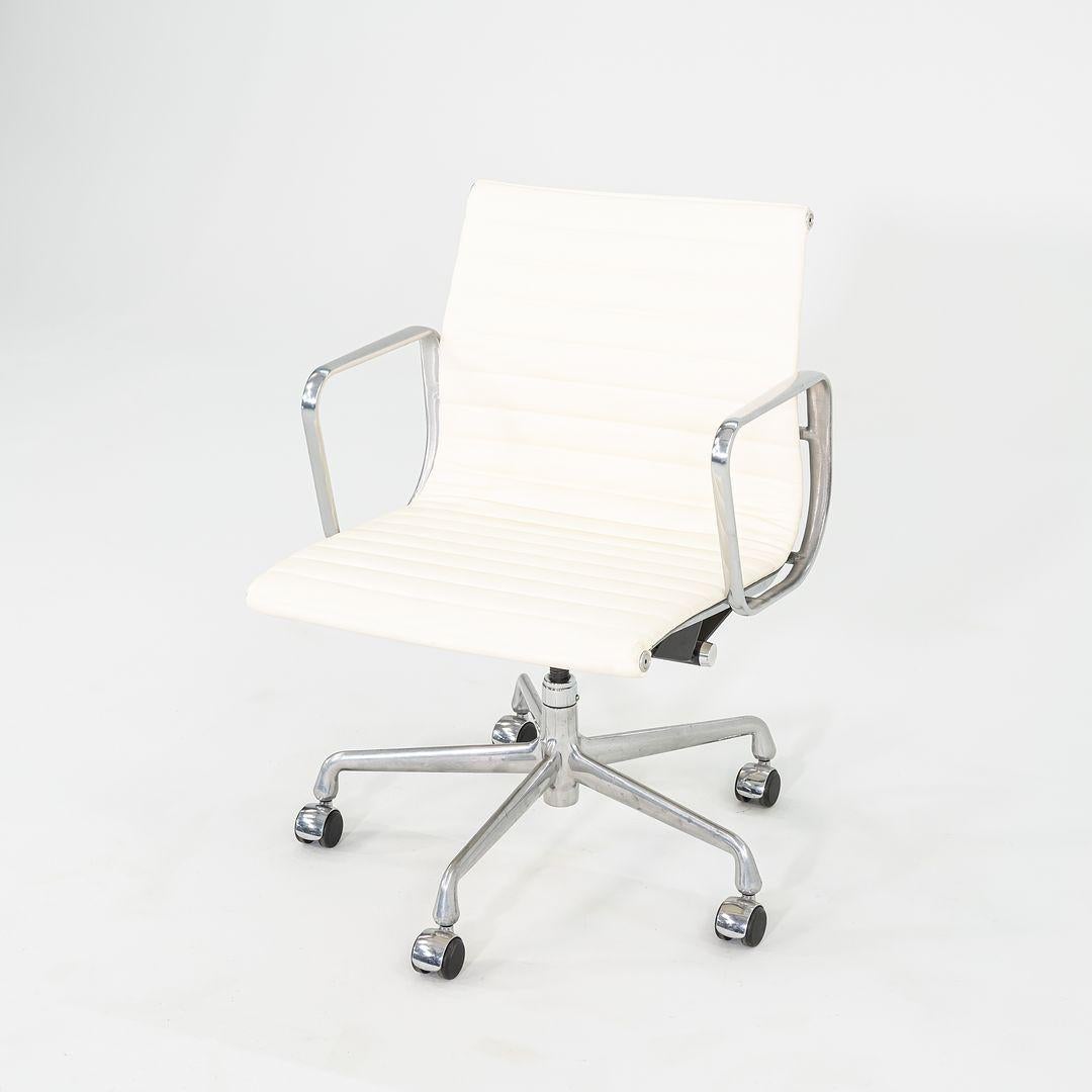 Si tratta di una Eames Aluminum Group Management Chair, originariamente progettata da Charles e Ray Eames per Herman Miller nel 1958. Questo particolare esemplare è stato prodotto nel 2010. Il design è caratterizzato da una base a 5 stelle in
