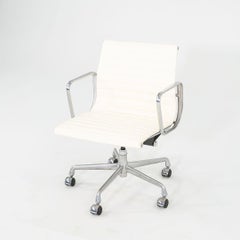 2010s Herman Miller Eames Aluminum Management Desk Chair in Cream w/ Manual Lift