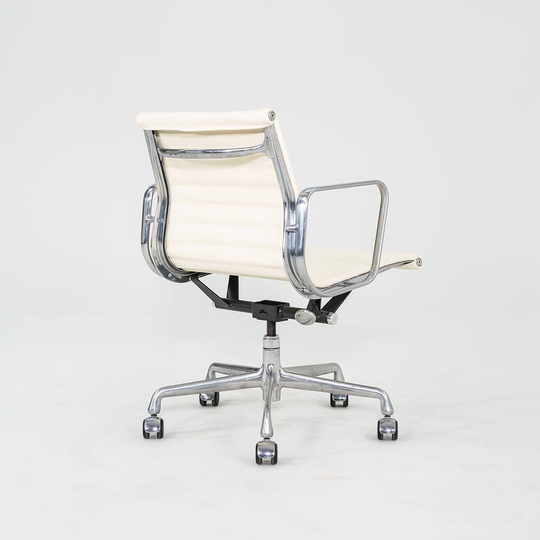Moderno Sedia da scrivania Herman Miller Eames in alluminio del 2010 in color crema con sollevamento manuale in vendita