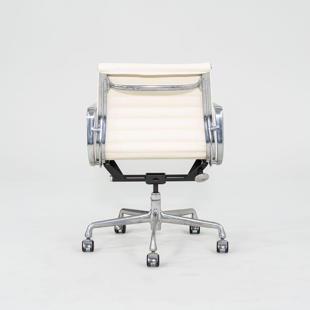 Americano Sedia da scrivania Herman Miller Eames in alluminio del 2010 in color crema con sollevamento manuale in vendita