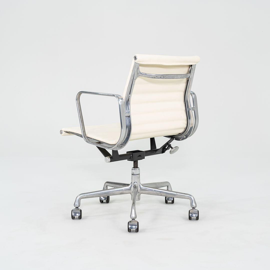 Sedia da scrivania Herman Miller Eames in alluminio del 2010 in color crema con sollevamento manuale In condizioni ottime in vendita a Philadelphia, PA