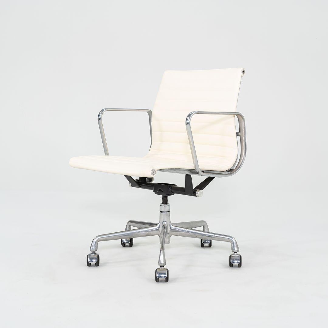 XXI secolo e contemporaneo Sedia da scrivania Herman Miller Eames in alluminio del 2010 in color crema con sollevamento manuale in vendita