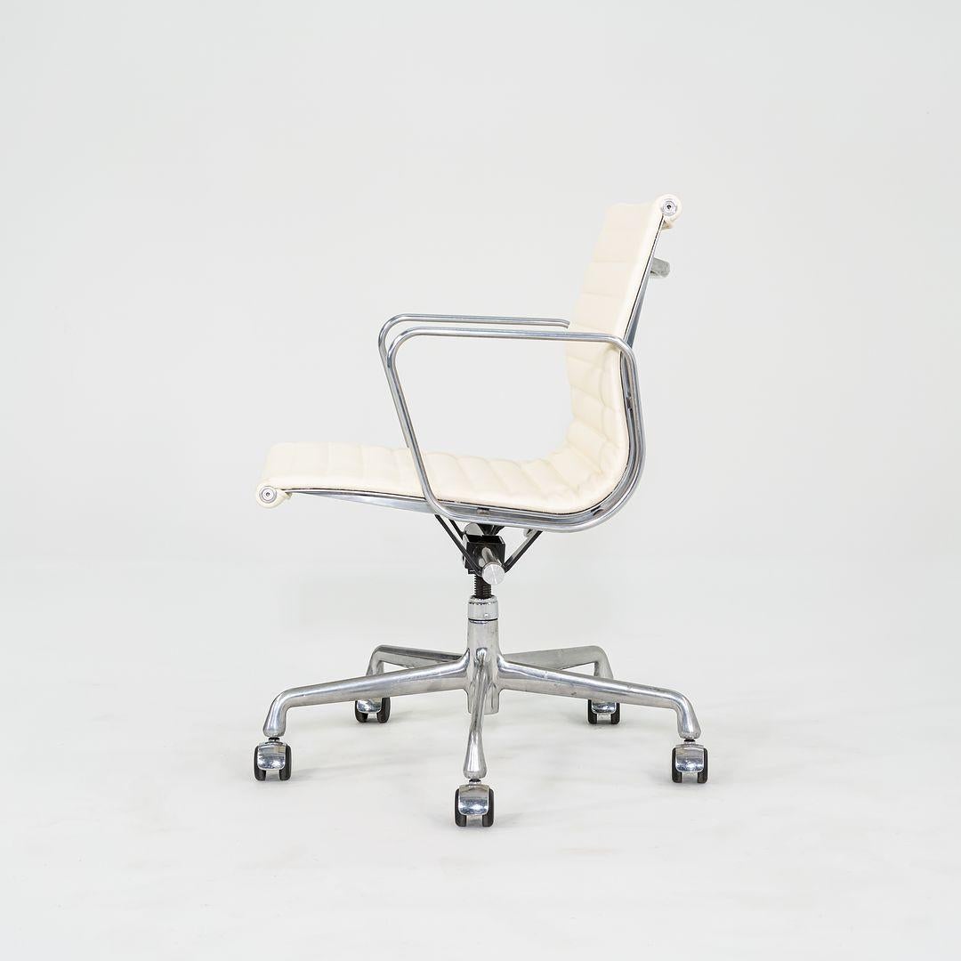 Alluminio Sedia da scrivania Herman Miller Eames in alluminio del 2010 in color crema con sollevamento manuale in vendita