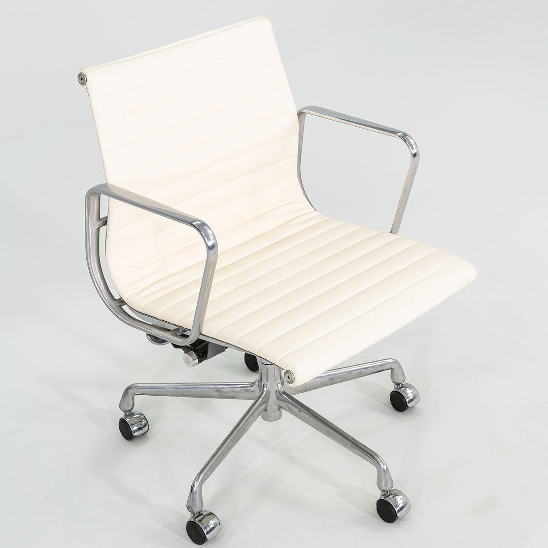 Sedia da scrivania Herman Miller Eames in alluminio del 2010 in color crema con sollevamento manuale in vendita 1