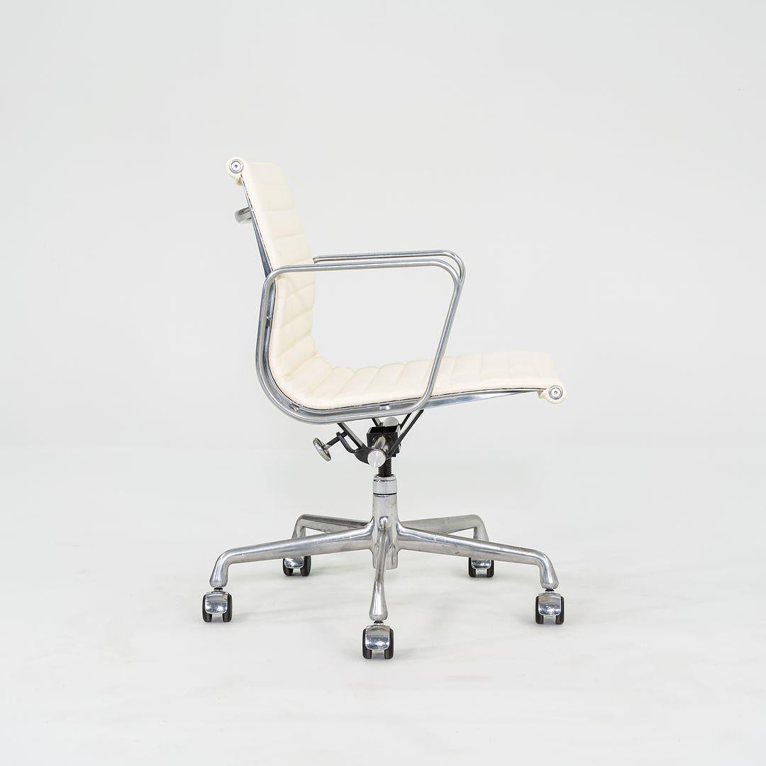 Sedia da scrivania Herman Miller Eames in alluminio del 2010 in color crema con sollevamento manuale in vendita 2