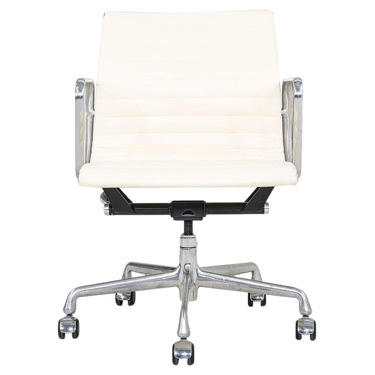 2010s Herman Miller Eames Aluminum Management Desk Chair in Cream