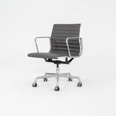 Sedia da scrivania Herman Miller Eames in alluminio del 2010 in grigio scuro 1x Disponibile