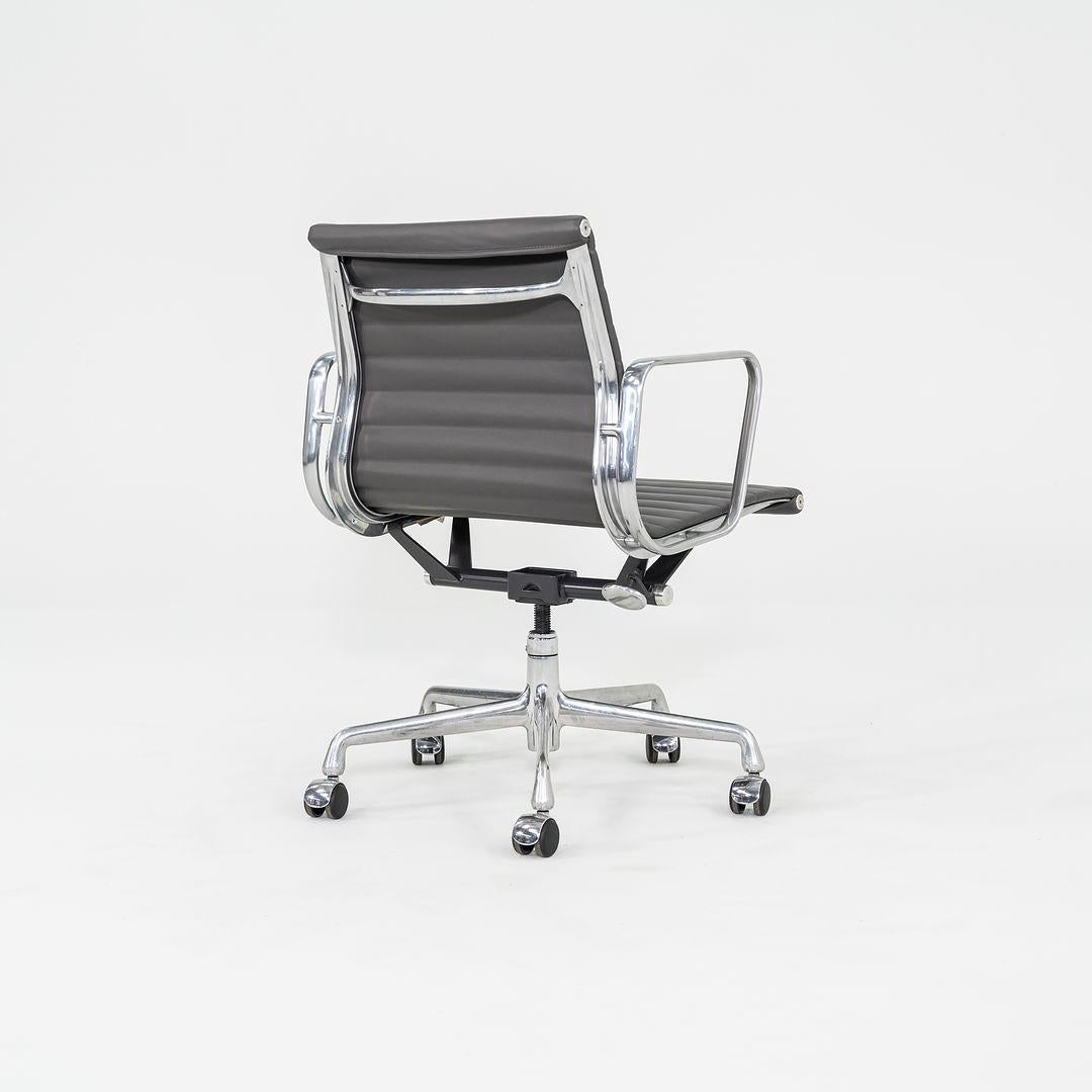 2010s Herman Miller Eames Aluminum Management Desk Chair in Dark Grey 1x Avail In Excellent Condition For Sale In Philadelphia, PA