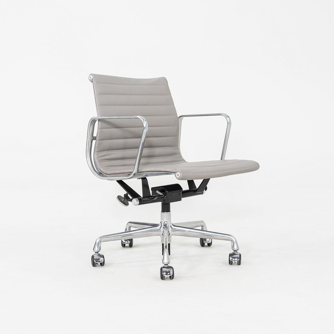2010s Herman Miller Eames Aluminum Management Desk Chair in Grey Naugahyde (Chaise de bureau en aluminium Eames des années 2010) en vente 3
