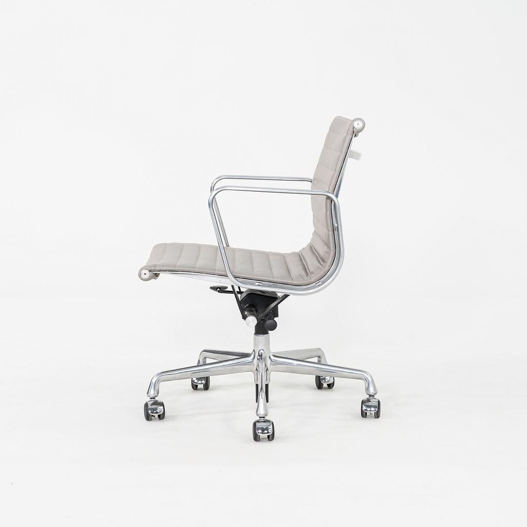 2010s Herman Miller Eames Aluminum Management Desk Chair in Grey Naugahyde (Chaise de bureau en aluminium Eames des années 2010) en vente 4