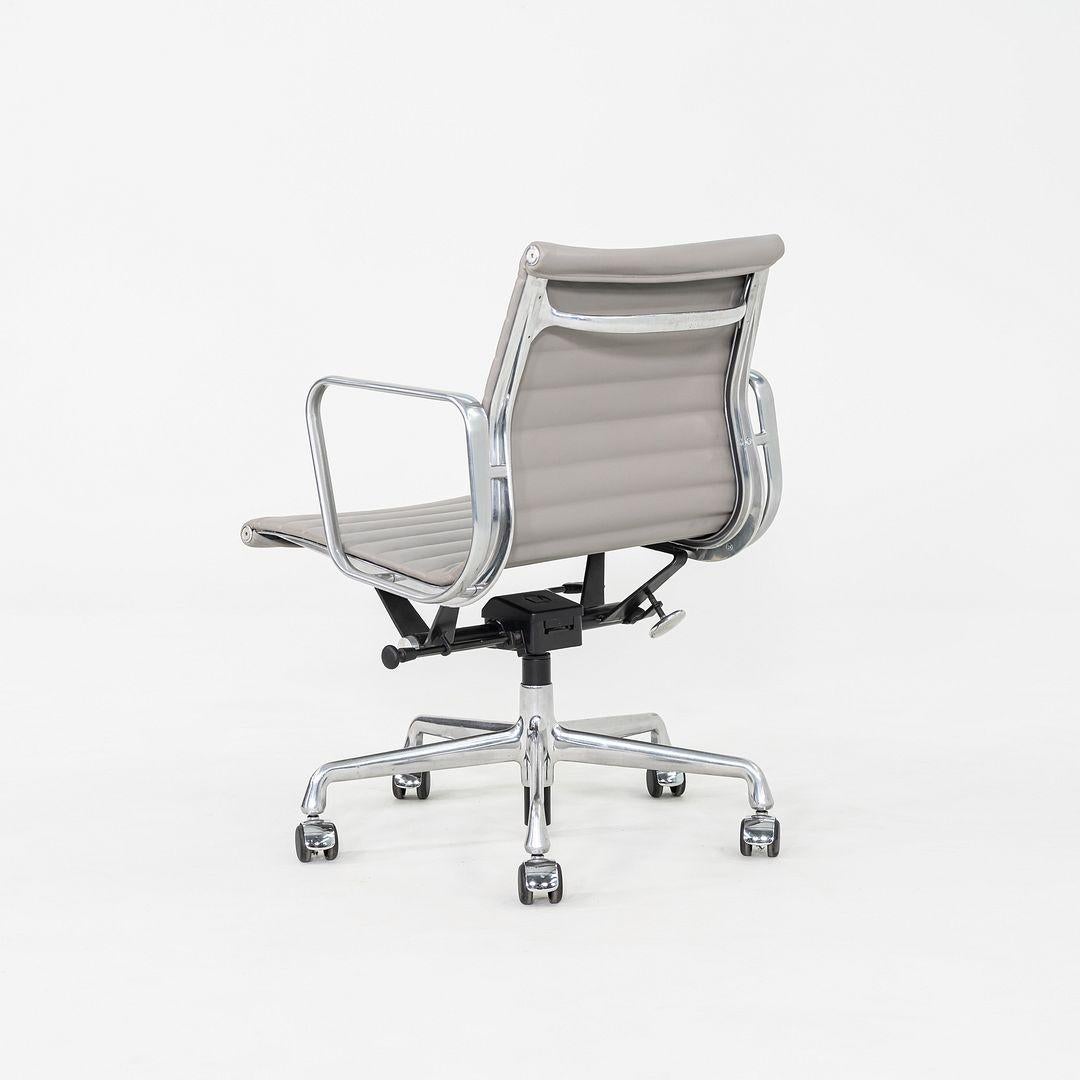 2010s Herman Miller Eames Aluminum Management Desk Chair in Grey Naugahyde (Chaise de bureau en aluminium Eames des années 2010) en vente 5