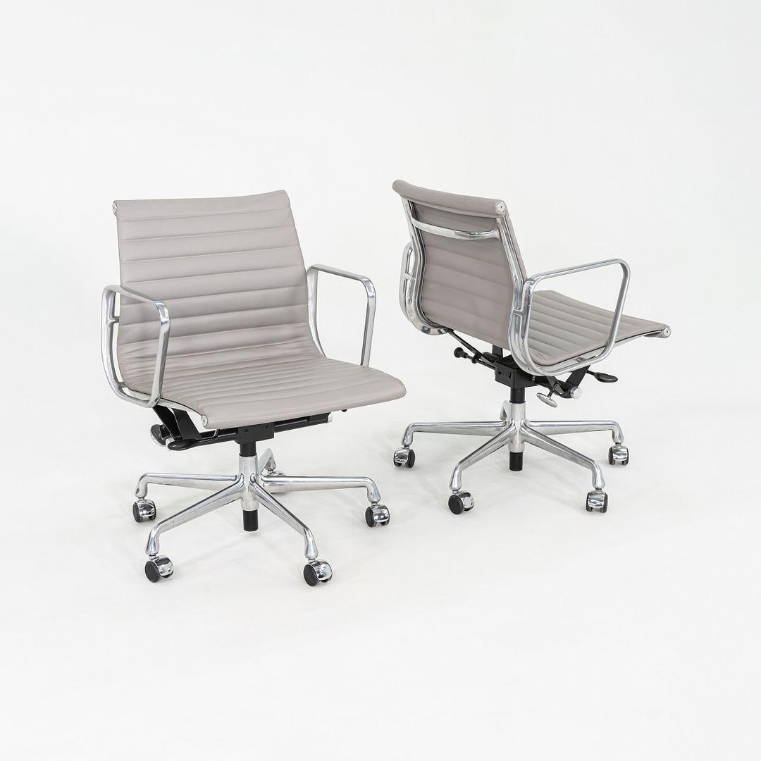 Il s'agit d'une chaise de bureau Eames Aluminum Group Management, modèle EA335, conçue à l'origine par Charles et Ray Eames pour Herman Miller en 1958. Ces exemples particuliers datent des années 2010. Leur conception comprend un cadre en aluminium