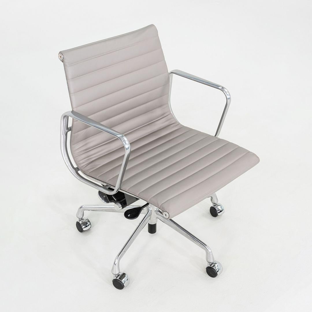 Moderne 2010s Herman Miller Eames Aluminum Management Desk Chair in Grey Naugahyde (Chaise de bureau en aluminium Eames des années 2010) en vente