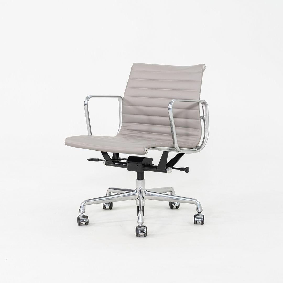 Américain 2010s Herman Miller Eames Aluminum Management Desk Chair in Grey Naugahyde (Chaise de bureau en aluminium Eames des années 2010) en vente
